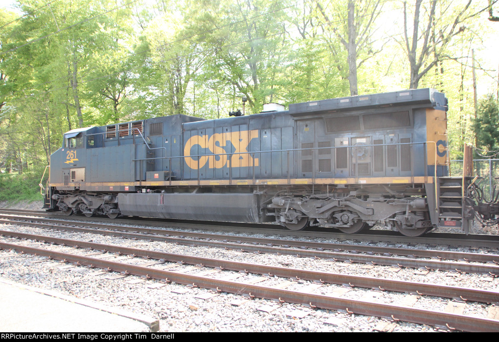 CSX 261 leading M404